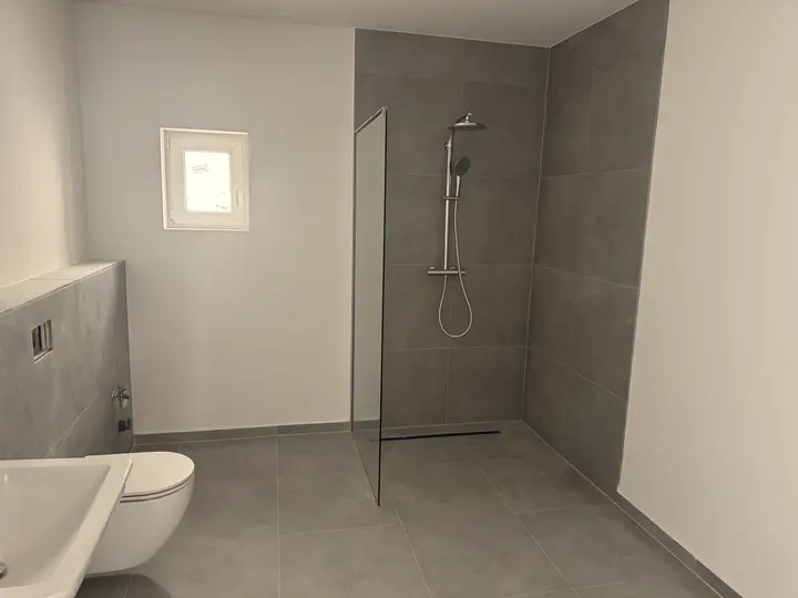 Neu modernisiertes Bad mit bodengleicher Dusche in einer Bestandswohnung in Osnabrück