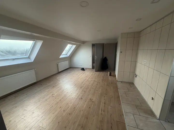 Frisch ausgebautes Dachgeschoss mit neuem Parkettboden und Dachfenstern