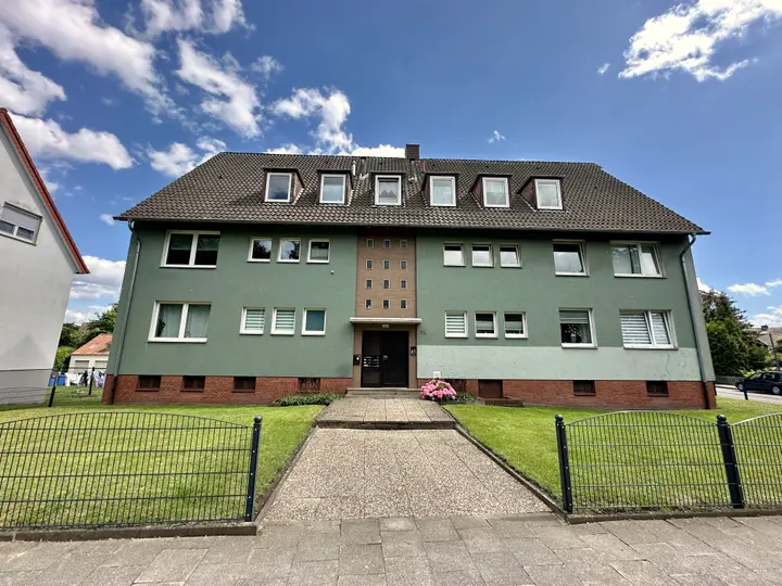 Mehrfamilienhaus in Osnabrück-Sonnenhügel mit Vorgarten, Außenansicht